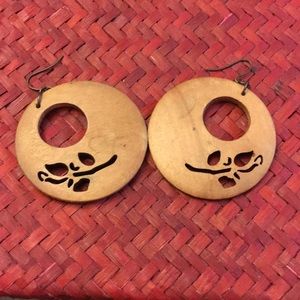 Vintage wood earrings w/ flower cut out